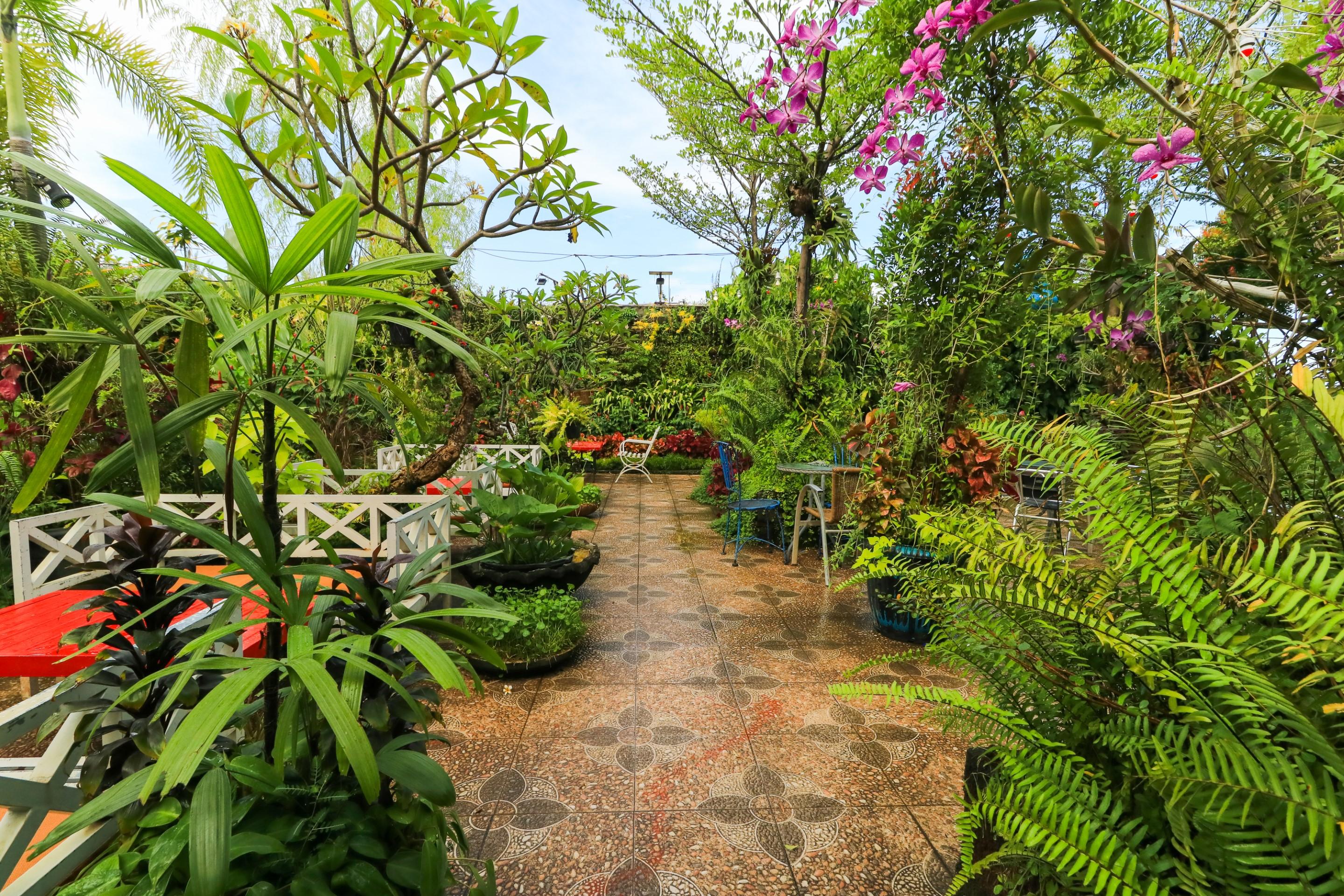 Labuana Homestay & Cafe Garden Макасар Экстерьер фото