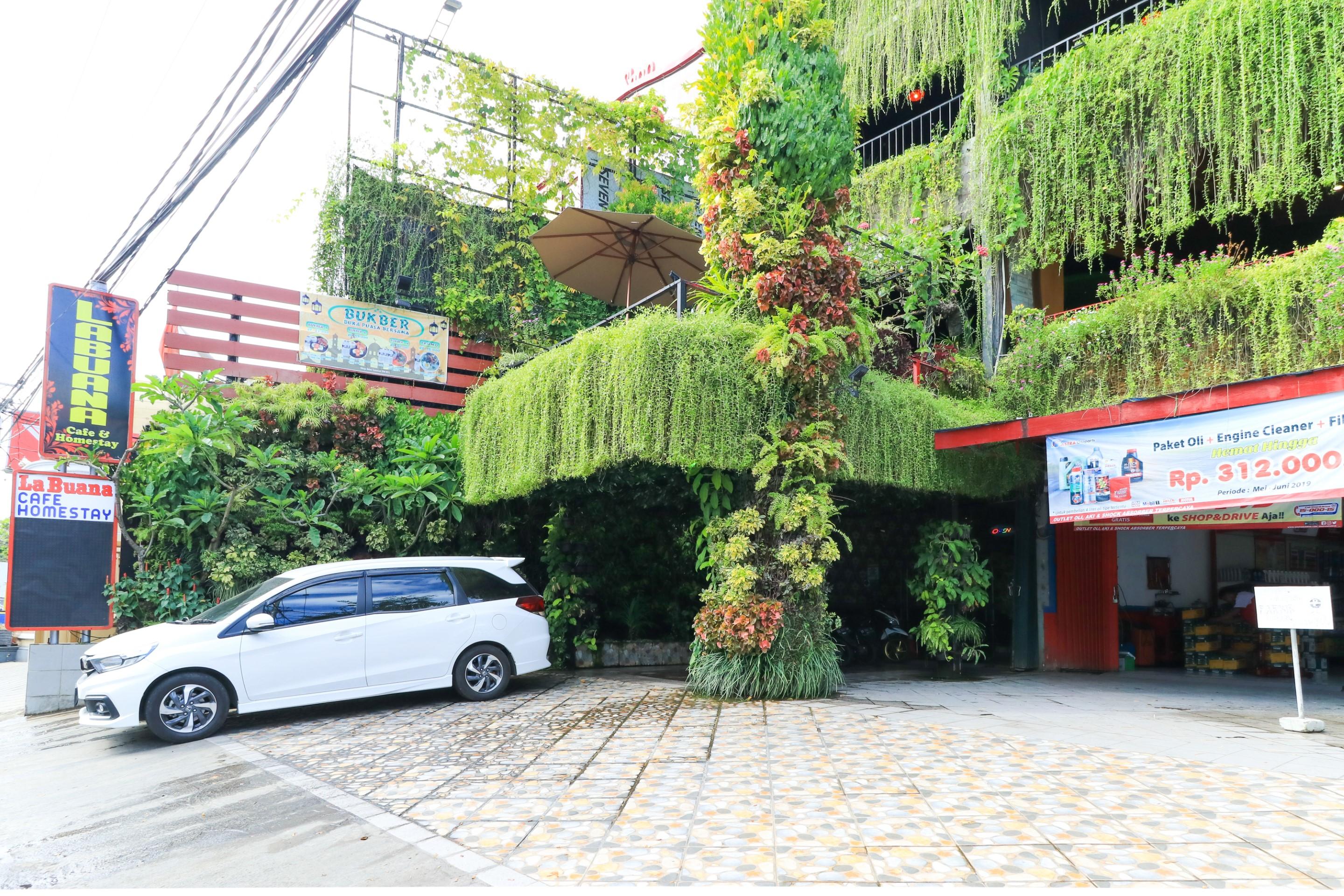 Labuana Homestay & Cafe Garden Макасар Экстерьер фото