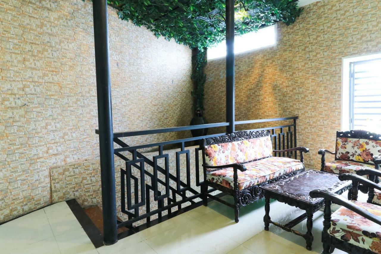Labuana Homestay & Cafe Garden Макасар Экстерьер фото